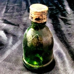 Vintage Wine Sample Bottle~Wine World~1978~Green Glass W/Cap~Grape Clusters
